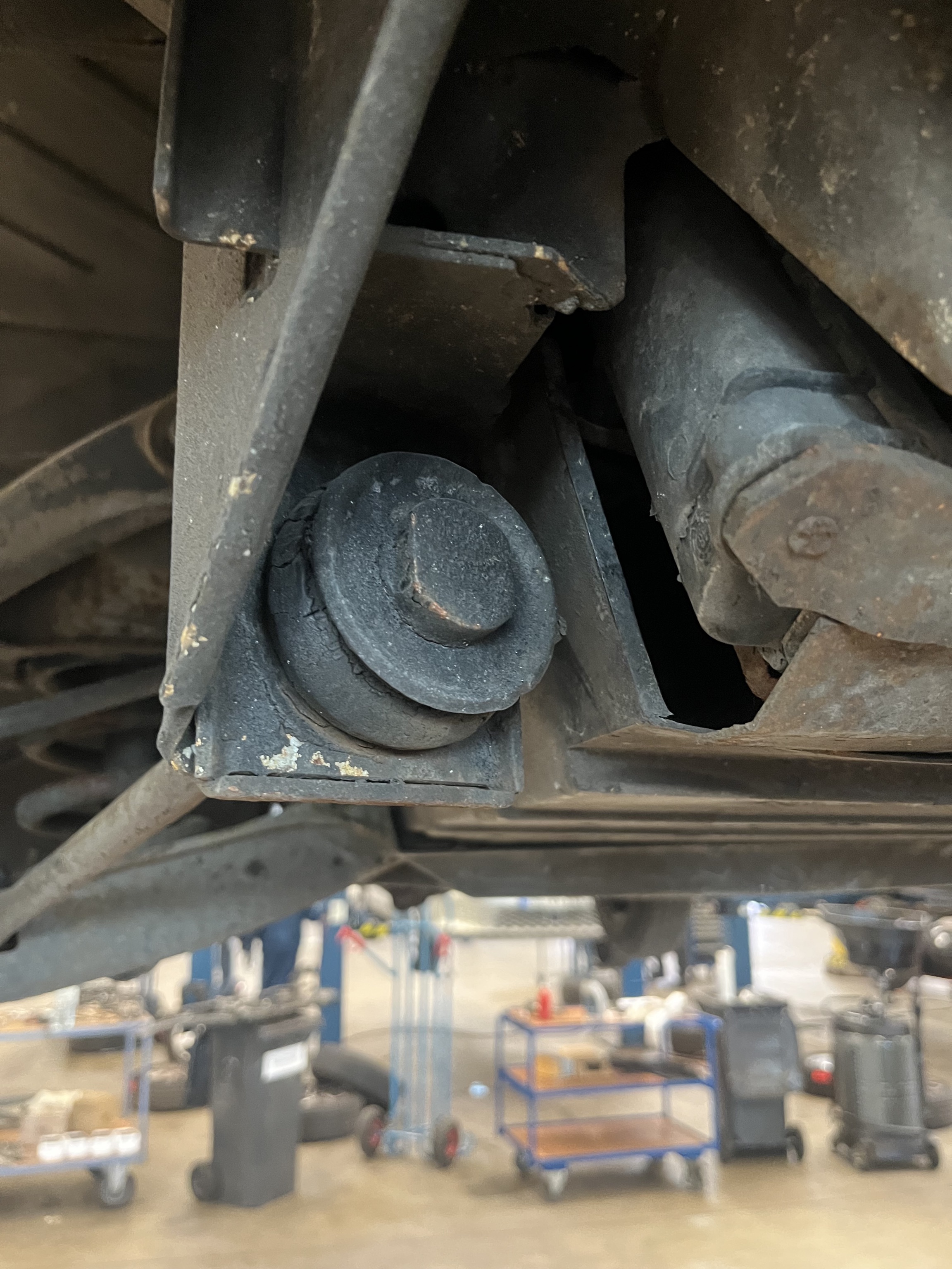 Achsstange_Befestigung_links